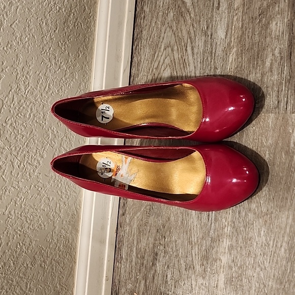 Red high heel pumps - Picture 2 of 4